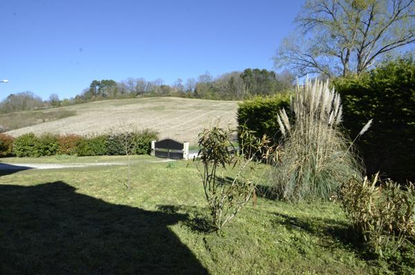 Maison 250 m² 5 chambres. Piscine