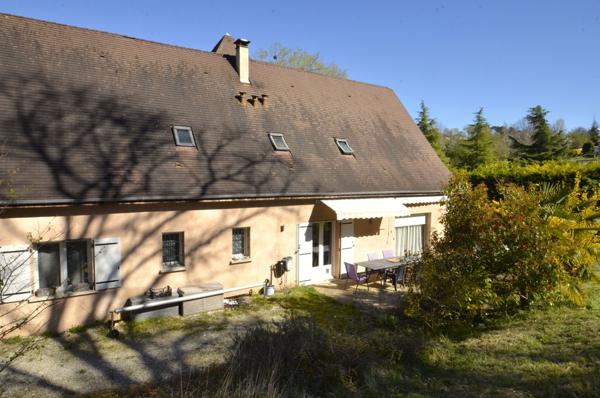 Maison 250 m² 5 chambres. Piscine