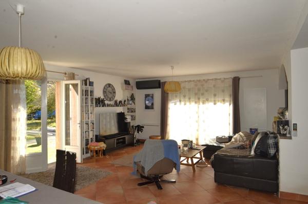Maison 250 m² 5 chambres. Piscine
