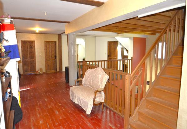 Maison 250 m² 5 chambres. Piscine