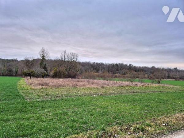 Au bord de la rivière Ource, terrain de loisirs à usage de potager et verger. Il mesure environ...
