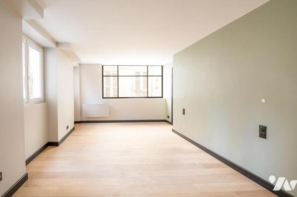 Triplex d'exception (prof. libérale possible en rdch.) - Rue Navarin Paris 9e