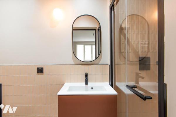 Triplex d'exception (prof. libérale possible en rdch.) - Rue Navarin Paris 9e