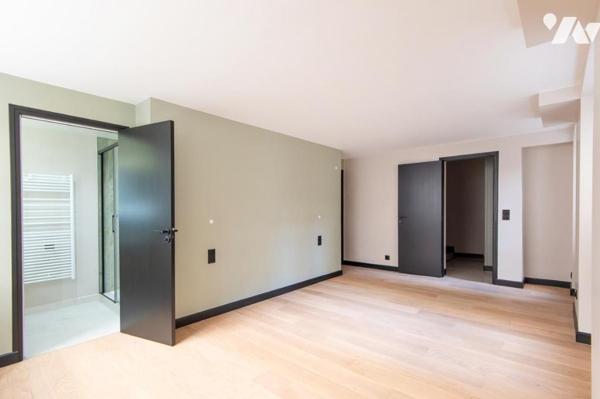 Triplex d'exception (prof. libérale possible en rdch.) - Rue Navarin Paris 9e