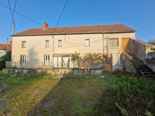 Grande maison à rénover avec dépendances, terrain