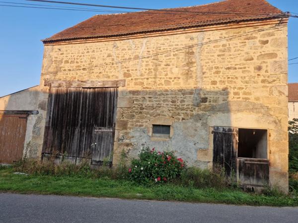 Grande maison à rénover avec dépendances, terrain