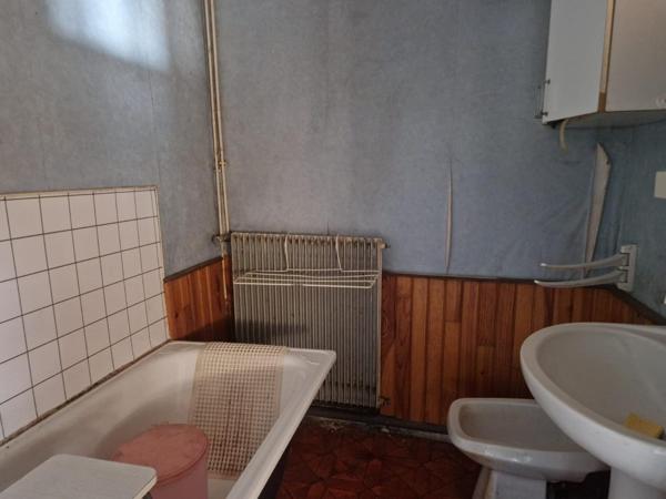 Grande maison à rénover avec dépendances, terrain