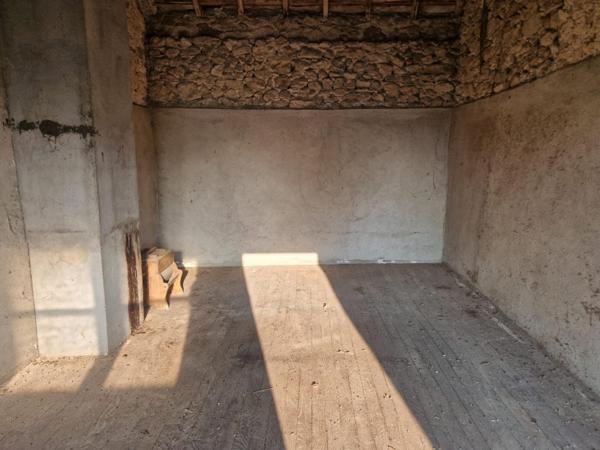 Grande maison à rénover avec dépendances, terrain