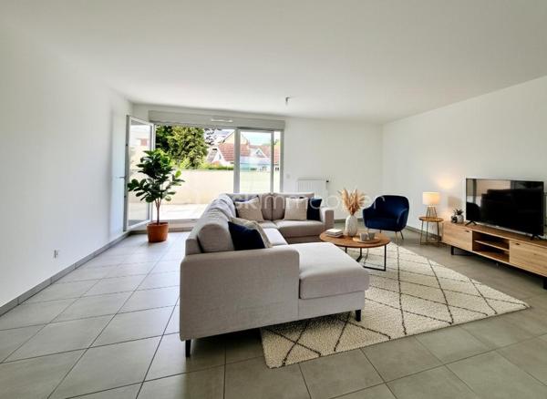 82 m2 DE TERRASSES AU DERNIER ÉTAGE !
Niché dans la verdure, AU DERNIER ÉTAGE d'une résidence toute récente, la luminosité de la pièce de vie est exceptionnelle, grâce à une double ouverture sur les DEUX TERRASSES.

- Grand séjour cuisine de 45 m2.
- 4 chambres, dont une suite parentale avec salle d'eau et grand dressing.
Chaque chambre donne sur l'une des terrasses.
- Salle de bain avec baignoire.
- 2 WC.
Copropriété récente, labellisée RT2012 pour un confort optimum.

- chauffage individuel au gaz, 
- volets roulants électriques, 
- visiophone, 
- ascenseur,
- possibilité d'acquérir en sus UN GARAGE DOUBLE.

Situé à proximité immédiate des commodités - écoles, commerces, transports - c'est une vraie vie de quartier qui s'offre à vous à seulement quelques minutes du centre de Lyon ou de la Part Dieu.