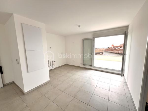 82 m2 DE TERRASSES AU DERNIER ÉTAGE !
Niché dans la verdure, AU DERNIER ÉTAGE d'une résidence toute récente, la luminosité de la pièce de vie est exceptionnelle, grâce à une double ouverture sur les DEUX TERRASSES.

- Grand séjour cuisine de 45 m2.
- 4 chambres, dont une suite parentale avec salle d'eau et grand dressing.
Chaque chambre donne sur l'une des terrasses.
- Salle de bain avec baignoire.
- 2 WC.
Copropriété récente, labellisée RT2012 pour un confort optimum.

- chauffage individuel au gaz, 
- volets roulants électriques, 
- visiophone, 
- ascenseur,
- possibilité d'acquérir en sus UN GARAGE DOUBLE.

Situé à proximité immédiate des commodités - écoles, commerces, transports - c'est une vraie vie de quartier qui s'offre à vous à seulement quelques minutes du centre de Lyon ou de la Part Dieu.