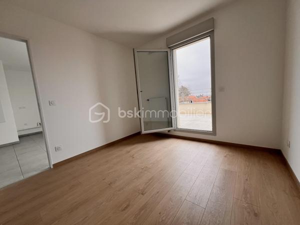 82 m2 DE TERRASSES AU DERNIER ÉTAGE !
Niché dans la verdure, AU DERNIER ÉTAGE d'une résidence toute récente, la luminosité de la pièce de vie est exceptionnelle, grâce à une double ouverture sur les DEUX TERRASSES.

- Grand séjour cuisine de 45 m2.
- 4 chambres, dont une suite parentale avec salle d'eau et grand dressing.
Chaque chambre donne sur l'une des terrasses.
- Salle de bain avec baignoire.
- 2 WC.
Copropriété récente, labellisée RT2012 pour un confort optimum.

- chauffage individuel au gaz, 
- volets roulants électriques, 
- visiophone, 
- ascenseur,
- possibilité d'acquérir en sus UN GARAGE DOUBLE.

Situé à proximité immédiate des commodités - écoles, commerces, transports - c'est une vraie vie de quartier qui s'offre à vous à seulement quelques minutes du centre de Lyon ou de la Part Dieu.