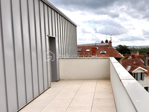 82 m2 DE TERRASSES AU DERNIER ÉTAGE !
Niché dans la verdure, AU DERNIER ÉTAGE d'une résidence toute récente, la luminosité de la pièce de vie est exceptionnelle, grâce à une double ouverture sur les DEUX TERRASSES.

- Grand séjour cuisine de 45 m2.
- 4 chambres, dont une suite parentale avec salle d'eau et grand dressing.
Chaque chambre donne sur l'une des terrasses.
- Salle de bain avec baignoire.
- 2 WC.
Copropriété récente, labellisée RT2012 pour un confort optimum.

- chauffage individuel au gaz, 
- volets roulants électriques, 
- visiophone, 
- ascenseur,
- possibilité d'acquérir en sus UN GARAGE DOUBLE.

Situé à proximité immédiate des commodités - écoles, commerces, transports - c'est une vraie vie de quartier qui s'offre à vous à seulement quelques minutes du centre de Lyon ou de la Part Dieu.