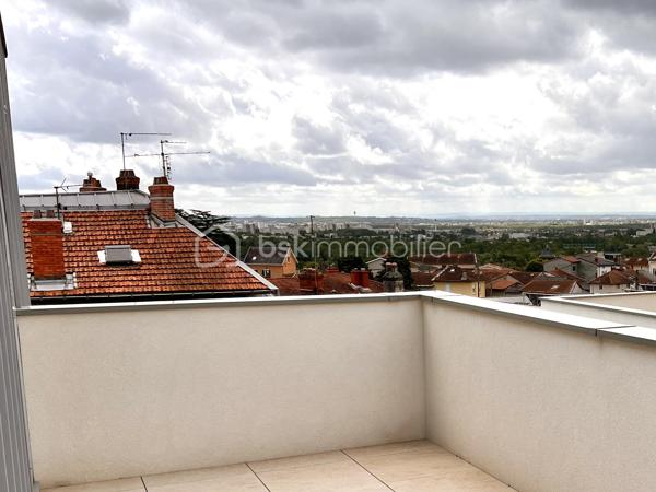 82 m2 DE TERRASSES AU DERNIER ÉTAGE !
Niché dans la verdure, AU DERNIER ÉTAGE d'une résidence toute récente, la luminosité de la pièce de vie est exceptionnelle, grâce à une double ouverture sur les DEUX TERRASSES.

- Grand séjour cuisine de 45 m2.
- 4 chambres, dont une suite parentale avec salle d'eau et grand dressing.
Chaque chambre donne sur l'une des terrasses.
- Salle de bain avec baignoire.
- 2 WC.
Copropriété récente, labellisée RT2012 pour un confort optimum.

- chauffage individuel au gaz, 
- volets roulants électriques, 
- visiophone, 
- ascenseur,
- possibilité d'acquérir en sus UN GARAGE DOUBLE.

Situé à proximité immédiate des commodités - écoles, commerces, transports - c'est une vraie vie de quartier qui s'offre à vous à seulement quelques minutes du centre de Lyon ou de la Part Dieu.