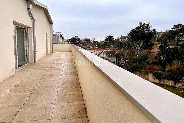 82 m2 DE TERRASSES AU DERNIER ÉTAGE !
Niché dans la verdure, AU DERNIER ÉTAGE d'une résidence toute récente, la luminosité de la pièce de vie est exceptionnelle, grâce à une double ouverture sur les DEUX TERRASSES.

- Grand séjour cuisine de 45 m2.
- 4 chambres, dont une suite parentale avec salle d'eau et grand dressing.
Chaque chambre donne sur l'une des terrasses.
- Salle de bain avec baignoire.
- 2 WC.
Copropriété récente, labellisée RT2012 pour un confort optimum.

- chauffage individuel au gaz, 
- volets roulants électriques, 
- visiophone, 
- ascenseur,
- possibilité d'acquérir en sus UN GARAGE DOUBLE.

Situé à proximité immédiate des commodités - écoles, commerces, transports - c'est une vraie vie de quartier qui s'offre à vous à seulement quelques minutes du centre de Lyon ou de la Part Dieu.