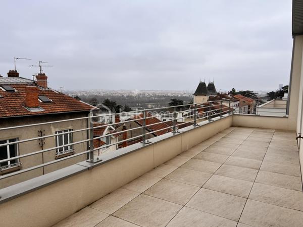 82 m2 DE TERRASSES AU DERNIER ÉTAGE !
Niché dans la verdure, AU DERNIER ÉTAGE d'une résidence toute récente, la luminosité de la pièce de vie est exceptionnelle, grâce à une double ouverture sur les DEUX TERRASSES.

- Grand séjour cuisine de 45 m2.
- 4 chambres, dont une suite parentale avec salle d'eau et grand dressing.
Chaque chambre donne sur l'une des terrasses.
- Salle de bain avec baignoire.
- 2 WC.
Copropriété récente, labellisée RT2012 pour un confort optimum.

- chauffage individuel au gaz, 
- volets roulants électriques, 
- visiophone, 
- ascenseur,
- possibilité d'acquérir en sus UN GARAGE DOUBLE.

Situé à proximité immédiate des commodités - écoles, commerces, transports - c'est une vraie vie de quartier qui s'offre à vous à seulement quelques minutes du centre de Lyon ou de la Part Dieu.