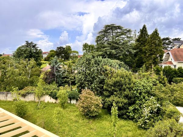 82 m2 DE TERRASSES AU DERNIER ÉTAGE !
Niché dans la verdure, AU DERNIER ÉTAGE d'une résidence toute récente, la luminosité de la pièce de vie est exceptionnelle, grâce à une double ouverture sur les DEUX TERRASSES.

- Grand séjour cuisine de 45 m2.
- 4 chambres, dont une suite parentale avec salle d'eau et grand dressing.
Chaque chambre donne sur l'une des terrasses.
- Salle de bain avec baignoire.
- 2 WC.
Copropriété récente, labellisée RT2012 pour un confort optimum.

- chauffage individuel au gaz, 
- volets roulants électriques, 
- visiophone, 
- ascenseur,
- possibilité d'acquérir en sus UN GARAGE DOUBLE.

Situé à proximité immédiate des commodités - écoles, commerces, transports - c'est une vraie vie de quartier qui s'offre à vous à seulement quelques minutes du centre de Lyon ou de la Part Dieu.