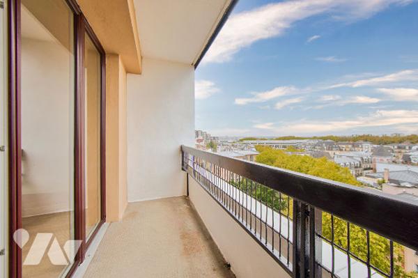 Dernier étage avec balcon et vue dégagée