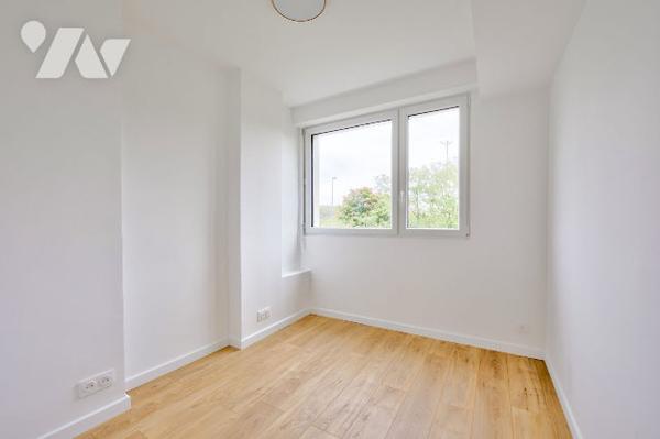 Dernier étage avec balcon et vue dégagée