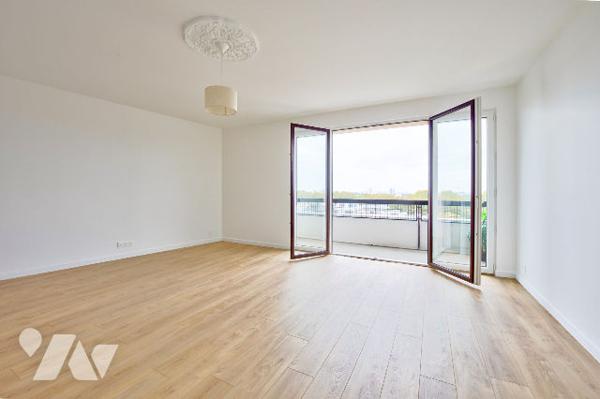 Dernier étage avec balcon et vue dégagée