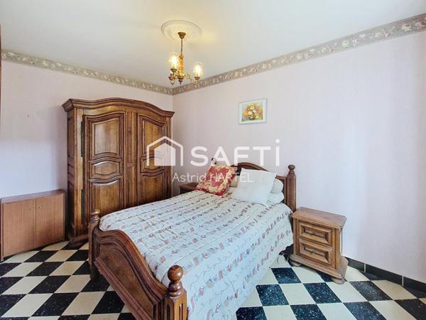 maison située en plein centre du village