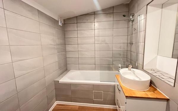 Immeuble à vendre    3 pièces • 77,94 m2 Spézet