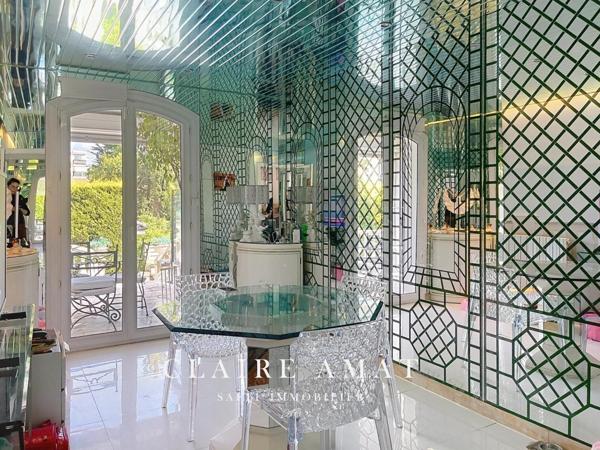 Élégante Mansard baignée de lumière, au charme raffiné et aux inspirations d’un véritable palais de glaces.
