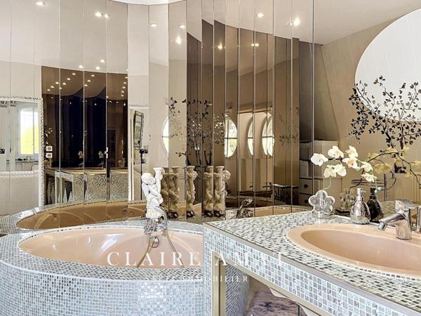 Élégante Mansard baignée de lumière, au charme raffiné et aux inspirations d’un véritable palais de glaces.