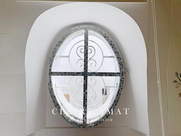 Élégante Mansard baignée de lumière, au charme raffiné et aux inspirations d’un véritable palais de glaces.