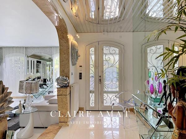 Élégante Mansard baignée de lumière, au charme raffiné et aux inspirations d’un véritable palais de glaces.