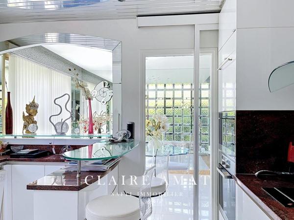 Élégante Mansard baignée de lumière, au charme raffiné et aux inspirations d’un véritable palais de glaces.