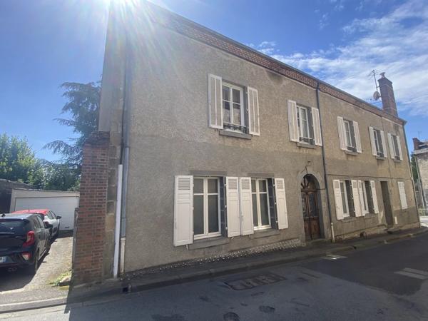 Grande maison familiale au centre d'une ville prospère