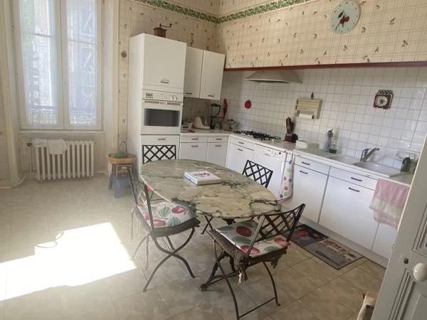 Grande maison familiale au centre d'une ville prospère