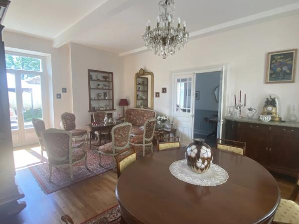 Grande maison familiale au centre d'une ville prospère