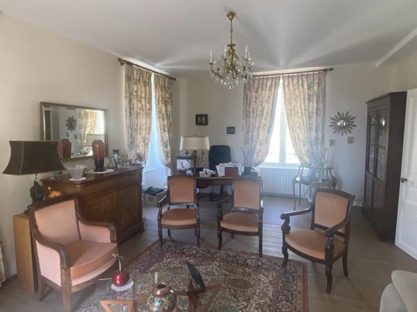Grande maison familiale au centre d'une ville prospère