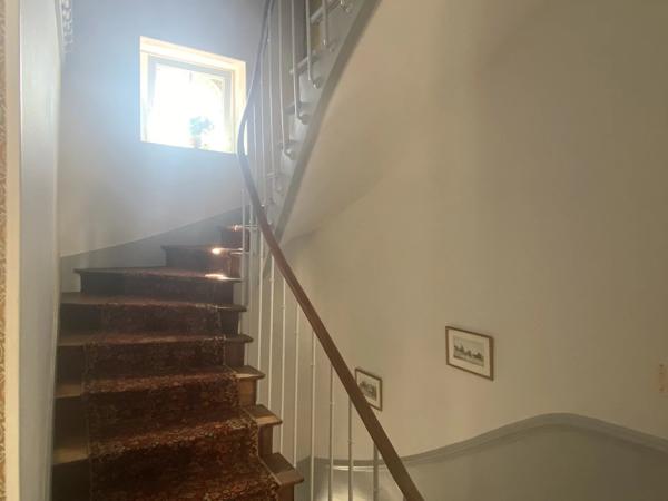 Grande maison familiale au centre d'une ville prospère