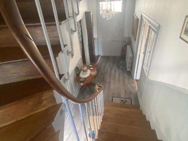 Grande maison familiale au centre d'une ville prospère