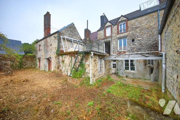 en plein cœur du bourg : Ensemble de deux maisons à Rénover complètement