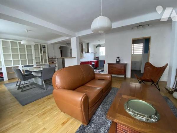 En plein c?ur du centre-ville de Brest, au premier étage d'un immeuble bien entretenu avec asce...