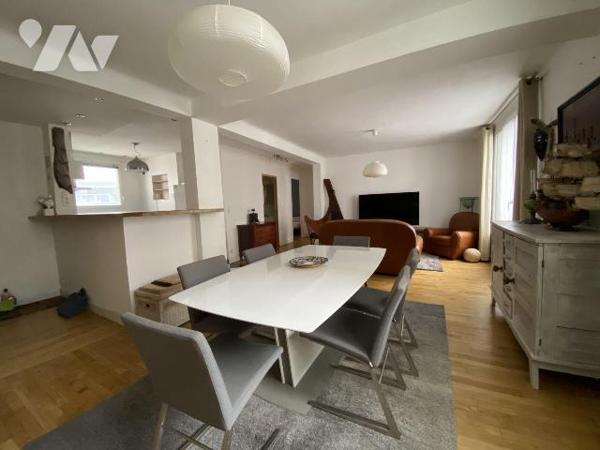 En plein c?ur du centre-ville de Brest, au premier étage d'un immeuble bien entretenu avec asce...