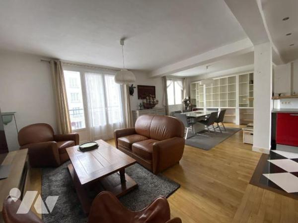 En plein c?ur du centre-ville de Brest, au premier étage d'un immeuble bien entretenu avec asce...