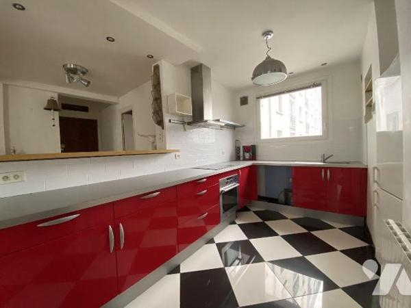 En plein c?ur du centre-ville de Brest, au premier étage d'un immeuble bien entretenu avec asce...