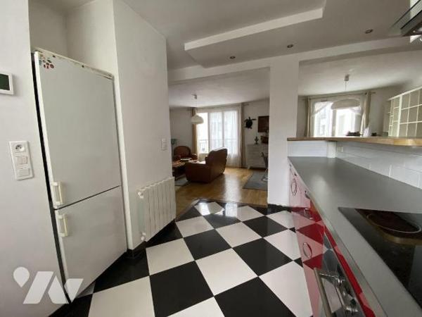 En plein c?ur du centre-ville de Brest, au premier étage d'un immeuble bien entretenu avec asce...