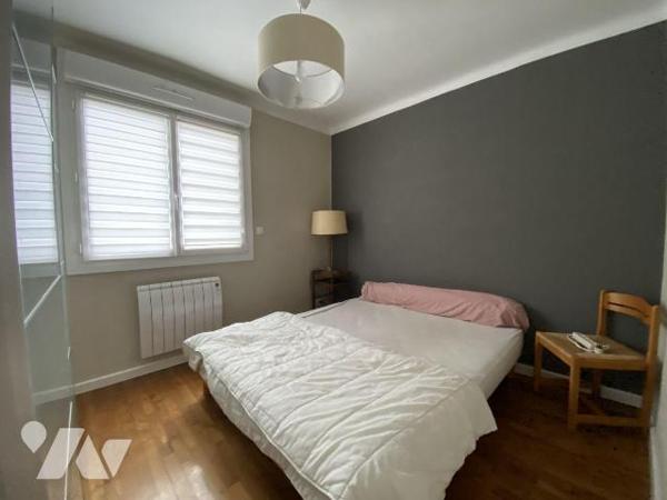 En plein c?ur du centre-ville de Brest, au premier étage d'un immeuble bien entretenu avec asce...