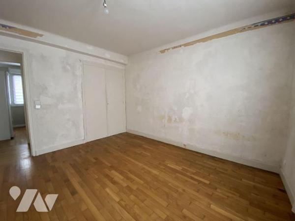 En plein c?ur du centre-ville de Brest, au premier étage d'un immeuble bien entretenu avec asce...