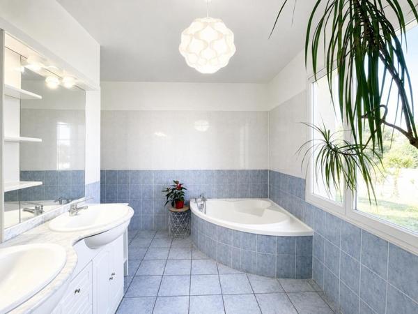 Maison familiale 209 m² - Grande pièce de vie - Moins de 15 min du centre-ville et de la gare LGV