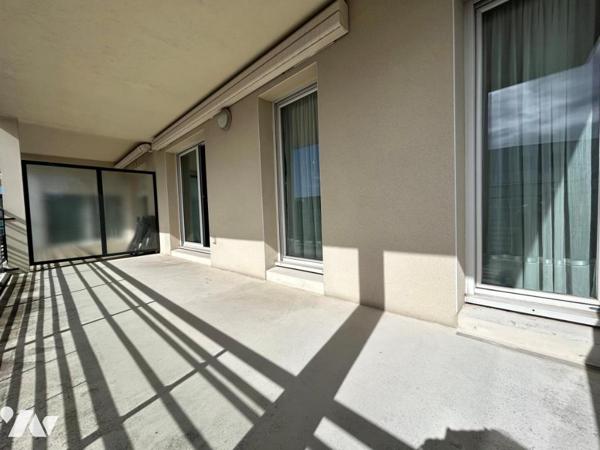 NANTES - STE THERESE Dans immeuble 2008 T3 traversant avec terrasse. garage                         