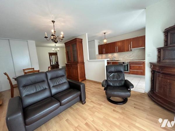 NANTES - STE THERESE Dans immeuble 2008 T3 traversant avec terrasse. garage                         