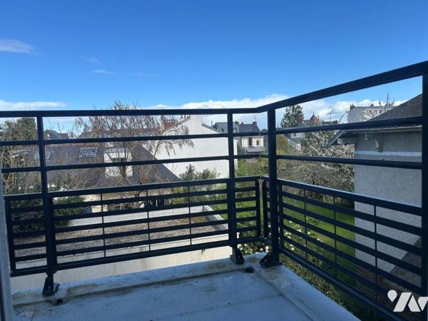 NANTES - STE THERESE Dans immeuble 2008 T3 traversant avec terrasse. garage                         