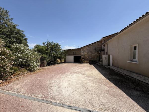 Spacieuse maison de plain-pied dans un village paisible à 5 minutes de Ruffec