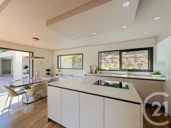 Maison à vendre  6 pièces - 134 m 2   HYERES  - 83